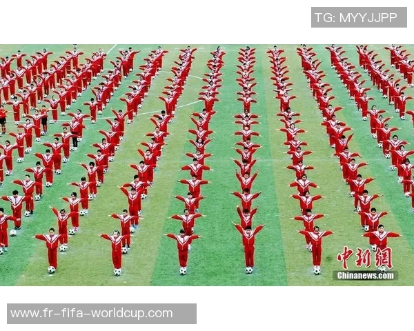 足球操大课间带动校园活力提升学生身体素质与团队合作精神